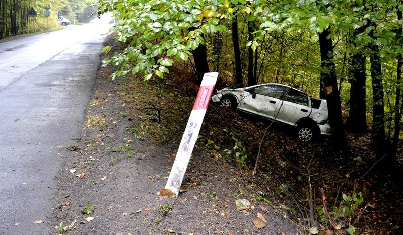 Kolizja na trasie Chojnice-Konarzyny. Honda wypadła z drogi