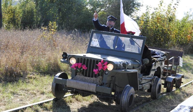 Wojskowe auto na torach (GALERIA)