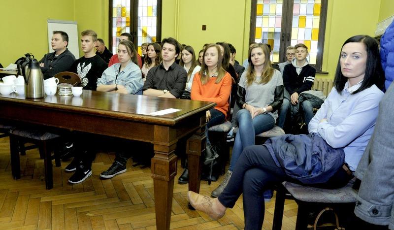 Młodzi ludzie rozmawiali o problemach