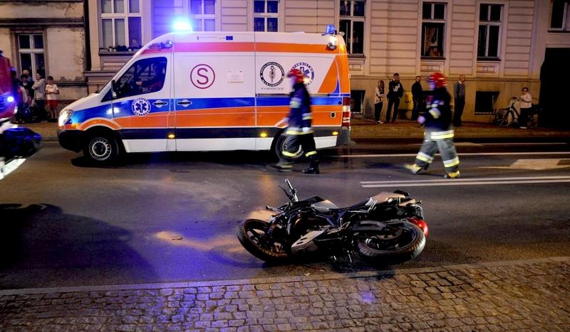 Zderzenie osobówki i motocykla w centrum Chojnic (GALERIA)