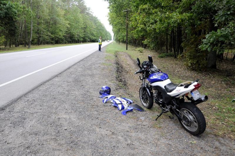 Zdarzenie na drodze 22. Uderzył w maszynę rolniczą (FOTO)