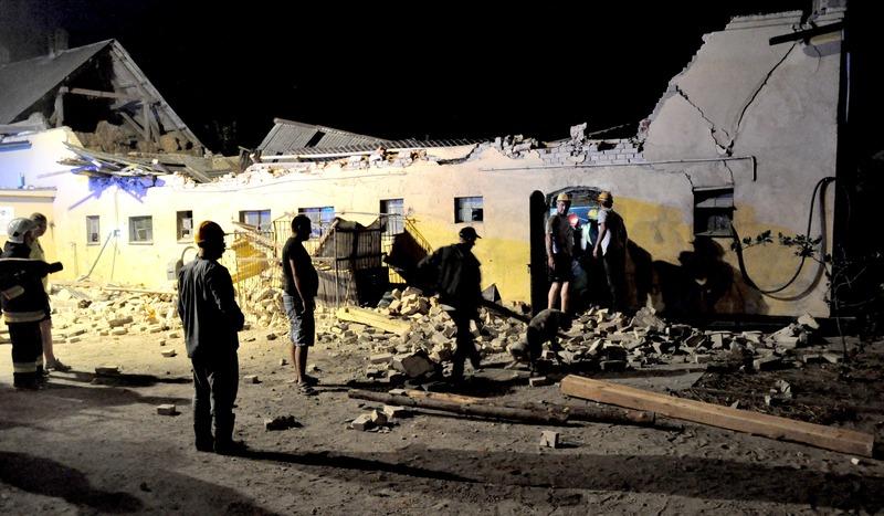 Tragedia w Ostrowitem. Zawaliła się obora (GALERIA)