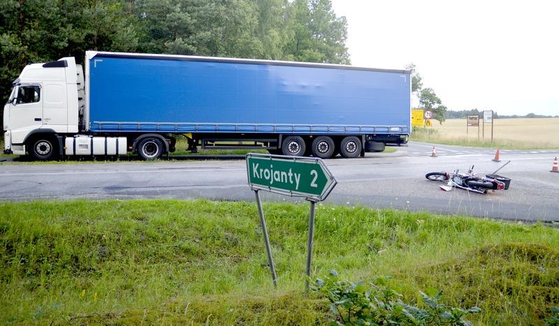 Zderzenie na drodze z Chojnic do Brus. Junak uderzył w tira (ZDJĘCIA)