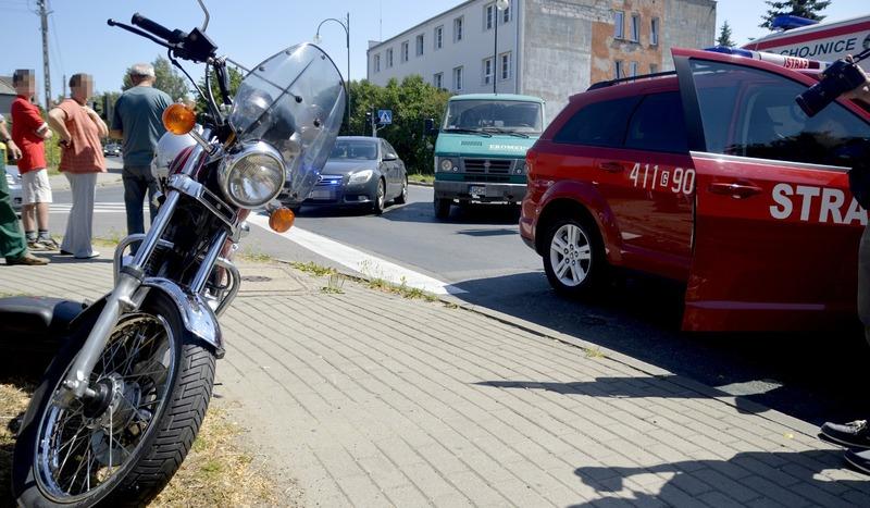 Lublin zderzył się z motocyklem w Chojnicach. Kobieta trafiła do szpitala (ZDJĘCIA