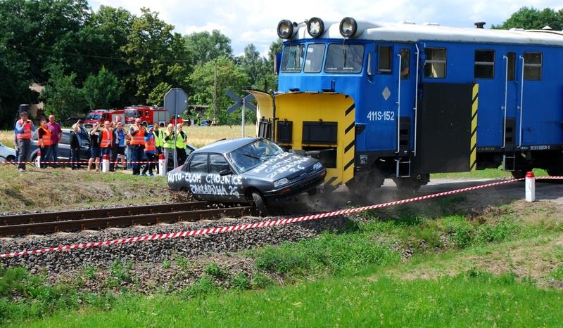 Wypadek na przejeździe kolejowym. Na szczęście upozorowany (GALERIA)