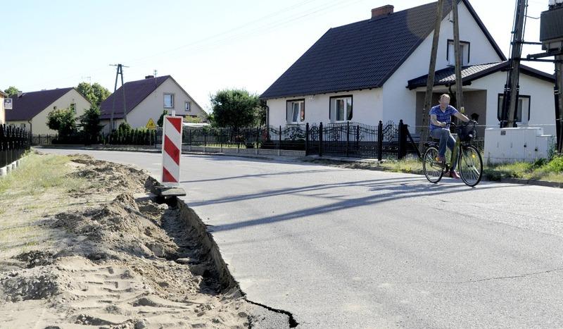 Zaczęły się prace na drodze w Krzyżu