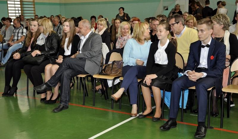 Chojnickie gimnazjum pożegnało prymusów (GALERIA)