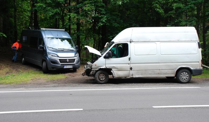 Kolizja dwóch busów. Koparka wylądowała w rowie (FOTO)