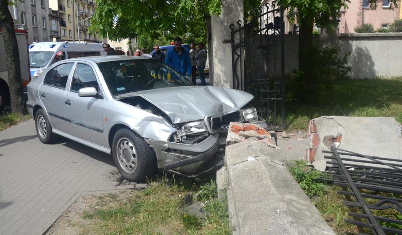 Wjechała octavią w ogrodzenie (GALERIA, WIDEO)