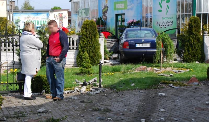 Volkswagen wjechał na posesję w Czersku (FOTO)