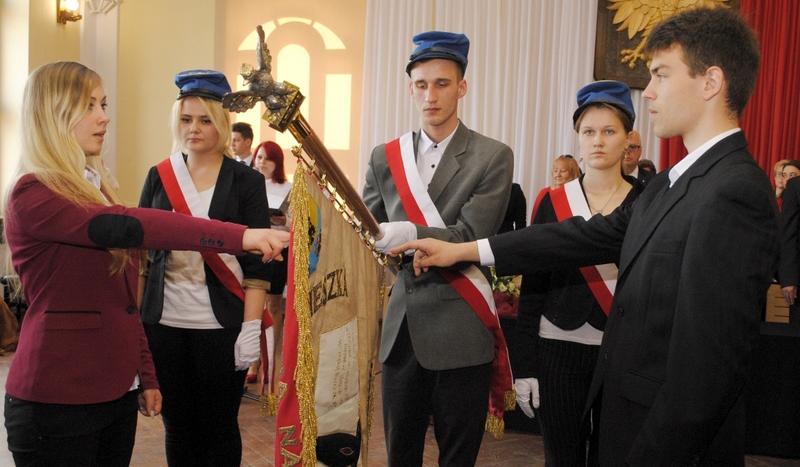 Maturzyści z ZS w Chojnicach odebrali świadectwa (GALERIA)