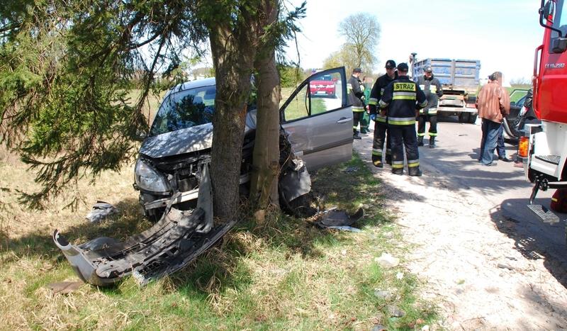 Zderzenie osobówki i śmieciarki w Lipienicach (FOTO)