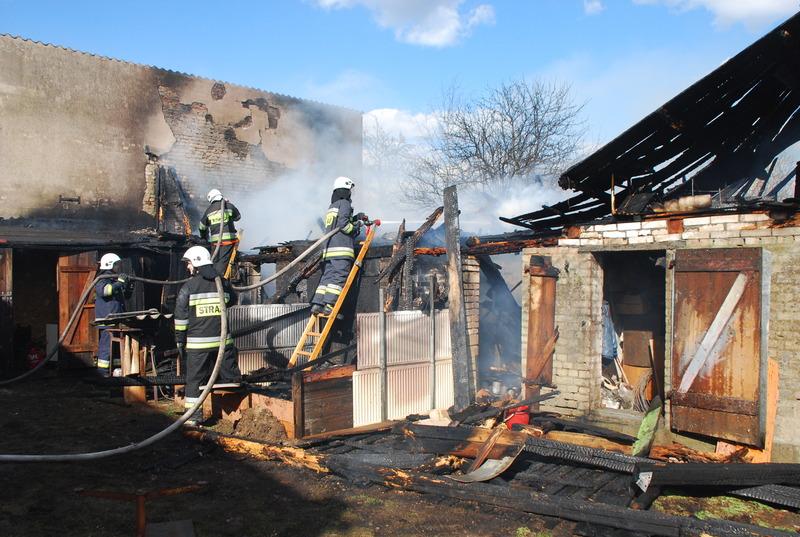 Pożar budynku gospodarczego w Czersku (FOTO)