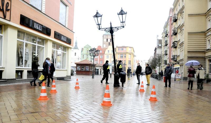 Dostawcze auta wjechało w latarnię na chojnickim rynku (FOTO)
