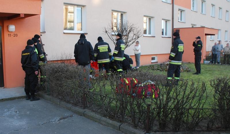Młody mężczyzna wypadł z czwartego piętra (FOTO)
