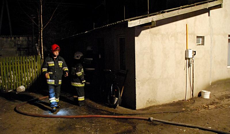 Pożar w gminie Czersk. Rodzice z dziećmi uciekali przed płomieniami(FOTO)