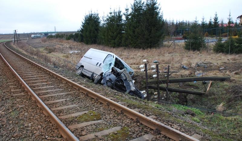 Bus wjechał pod pociąg w Pawłówku(FOTO)