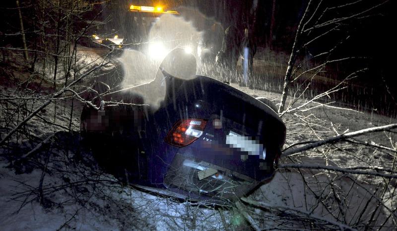 Kolizja w śnieżycy. Uwaga, jest bardzo ślisko (FOTO)