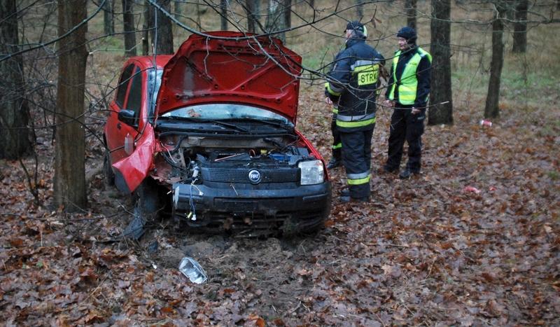 Kolizja pod Gutowcem. Fiat wjechał do lasu (FOTO)