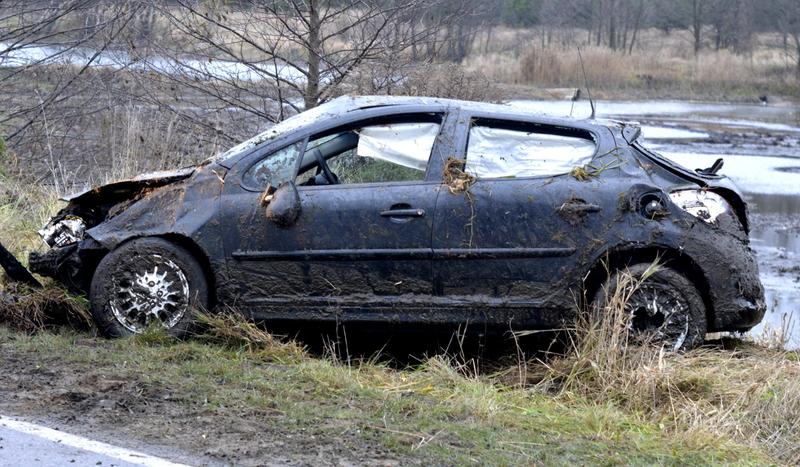 Peugeot wpadł do stawu na drodze z Chojnic do Charzyków (ZDJĘCIA)