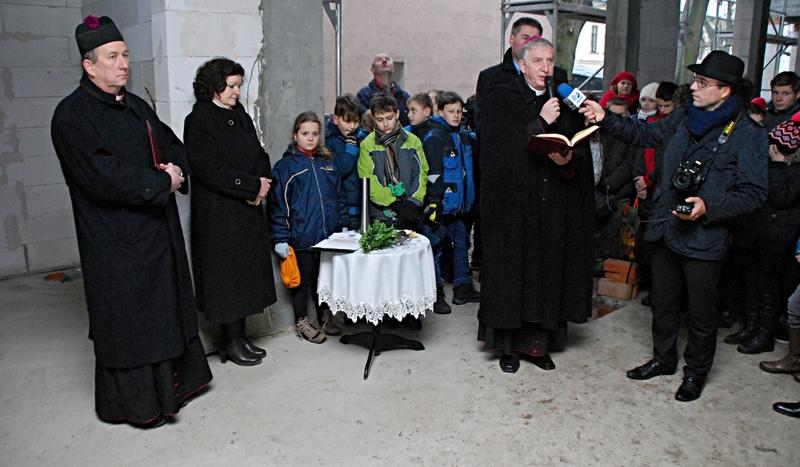 Biskup wmurował kamień węgielny (GALERIA)