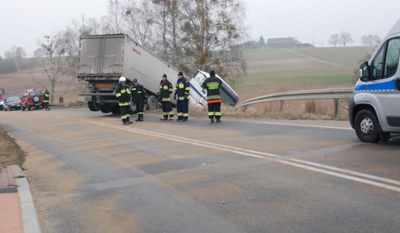 Tir wpadł w poślizg (FOTO)