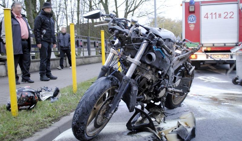Stłuczka na światłach i motocykl na asfalcie (FOTO)