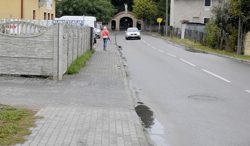 Brak koszy na śmieci na Cmentarnej
