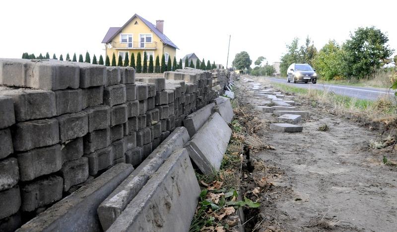 W Łubnej trwa remont chodnika