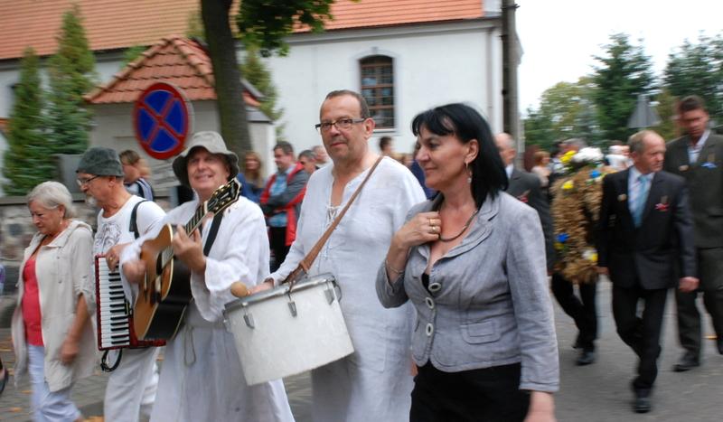 Starostowie częstowali dożynkowym chlebem (GALERIA, cz. 2)