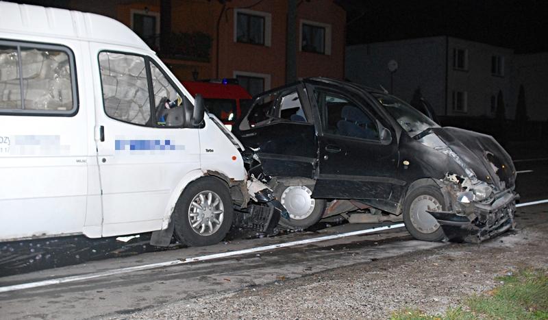 Wypadek w Czersku. Fiat zgnieciony między dwoma busami (FOTO)