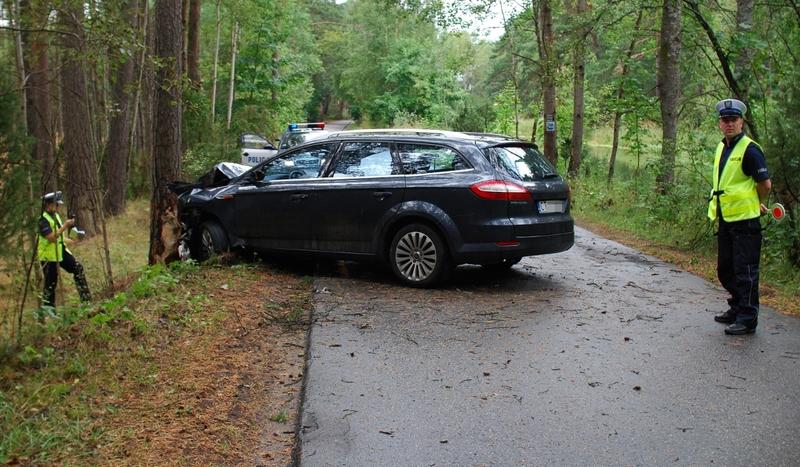 Ford uderzył w drzewo pod Rytlem (FOTO)
