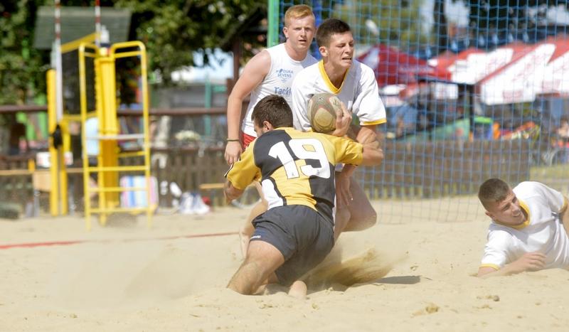 Rugbyści rzucali ?jajem? na piasku (GALERIA)
