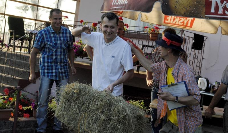 W Gacniku rzucali sianem (Galeria)