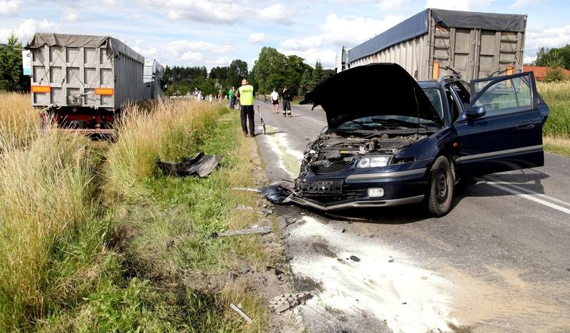 Wypadek w Klawkowie. Osobówka w kleszczach (GALERIA)