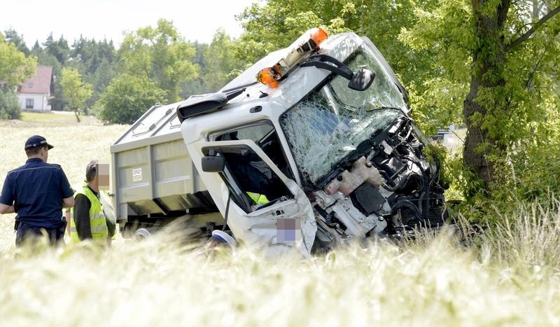 Ciężarówka uderzyła w drzewo koło Brus. Dwie osoby w szpitalu (ZDJĘCIA)