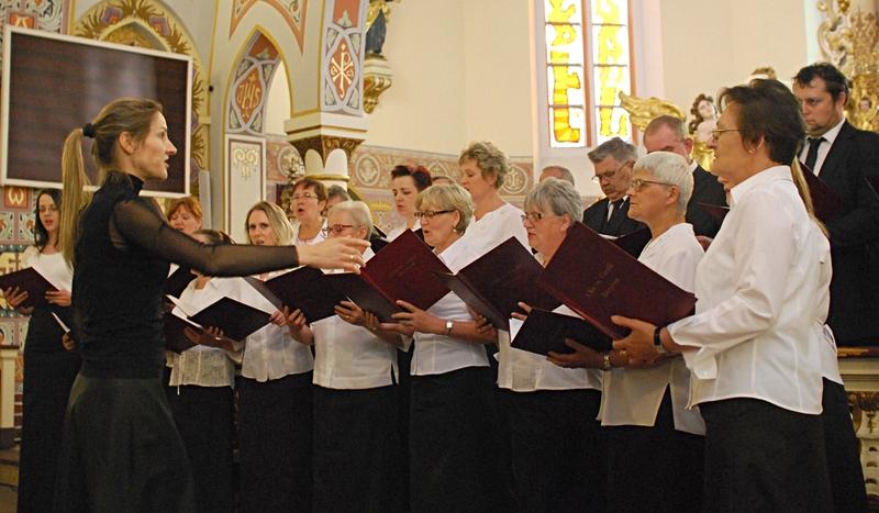 Chórzyści zaśpiewali w czerskim kościele (FOTO)