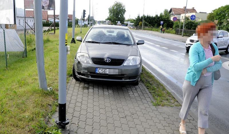 Auto wpadło na słup (FOTO)