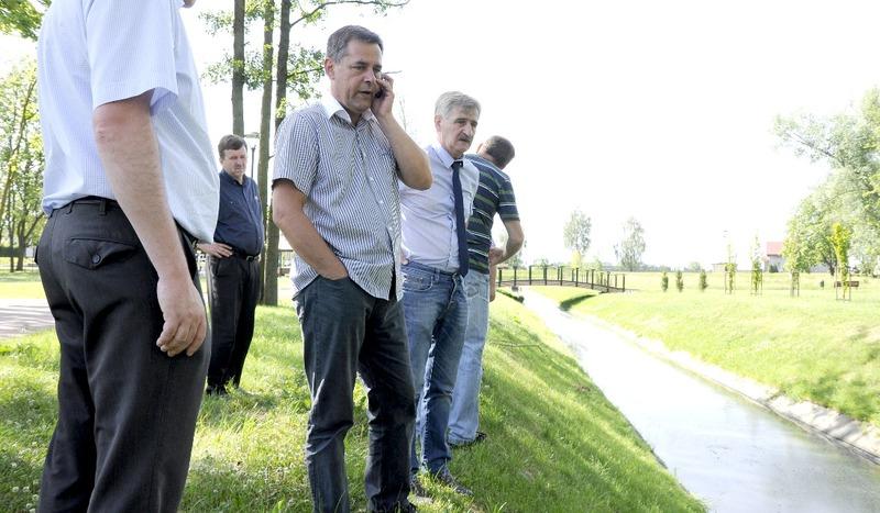 Fekalia spłynęły do parku Tysiąclecia w Chojnicach