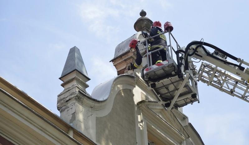 Akcja strażaków w Chojnicach. Sypie się budynek starostwa (ZDJĘCIA)