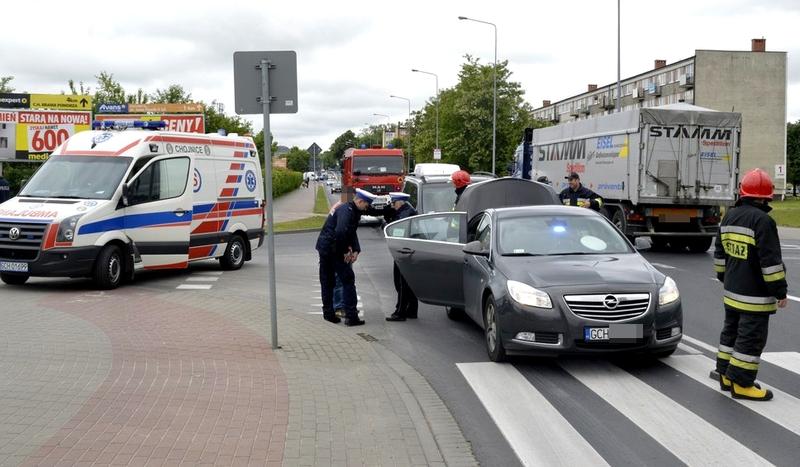 Kolizja na Kościerskiej. Mercedes wjechał w policyjny radiowóz (ZDJĘCIA)
