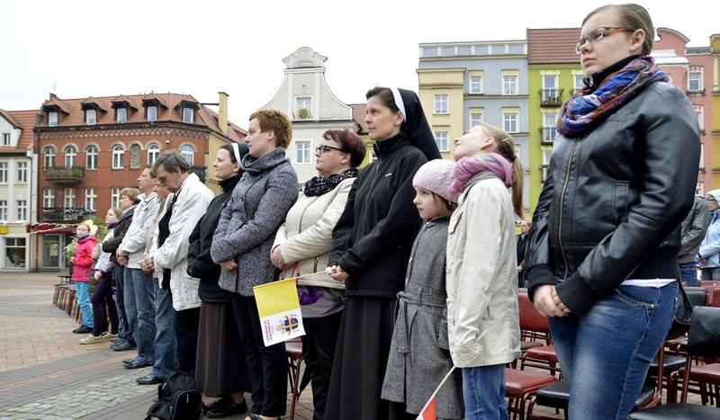 Chojniczanie oglądali na rynku mszę kanonizacyjną Jana Pawła II (ZDJĘCIA)