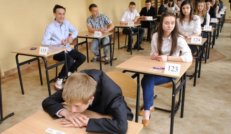 Gimnazjaliści na egzaminie