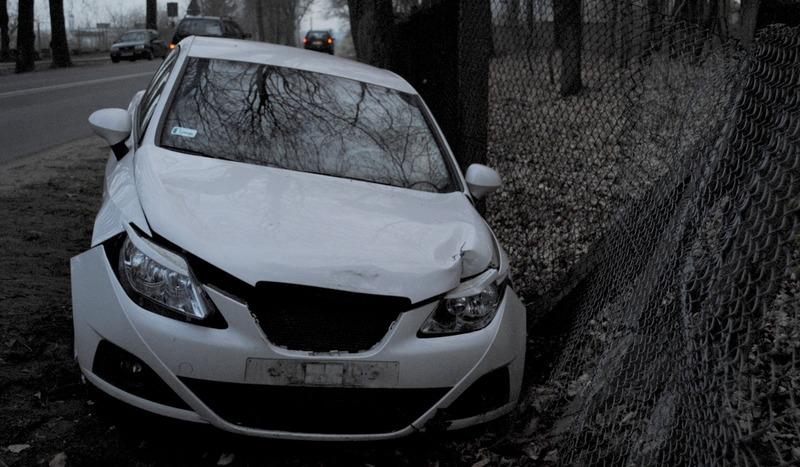 Seat zatrzymał się na płocie