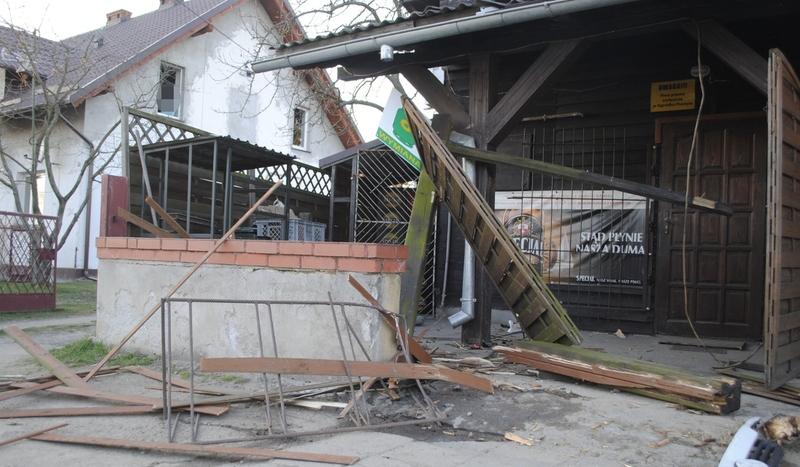 Auto wjechało w sklep w Wielkich Chełmach (FOTO)