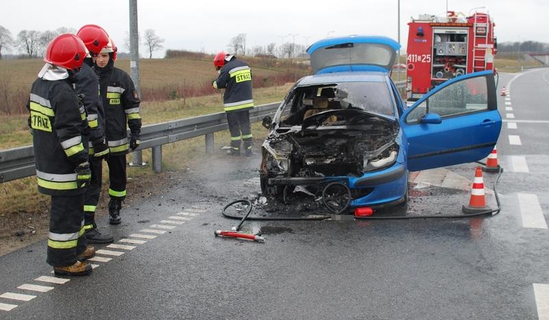 Pożar samochodu na obwodnicy Chojnic (FOTO)
