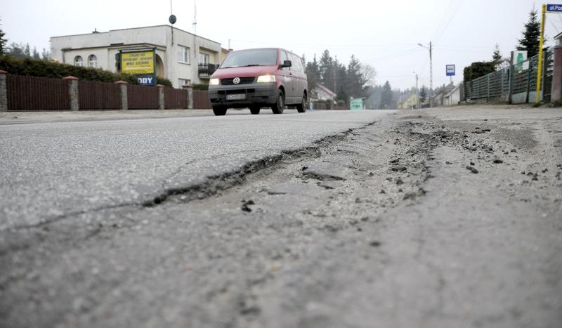 Uwaga na dziury w Tucholskiej w Czersku!