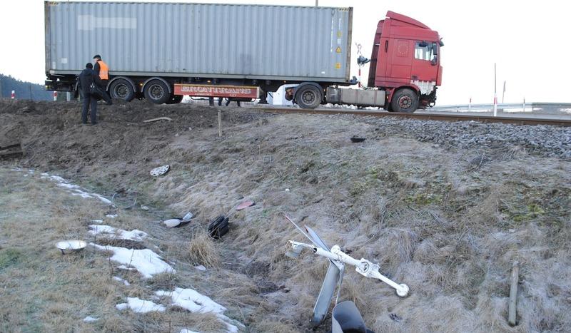 Tir uderzył w barierkę w Żabnie