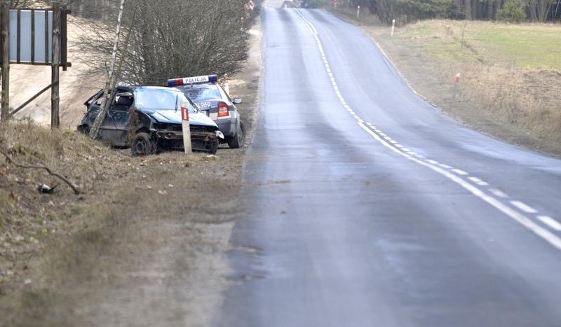 Dachowanie przed Męcikałem. Jedna osoba w szpitalu (FOTO)