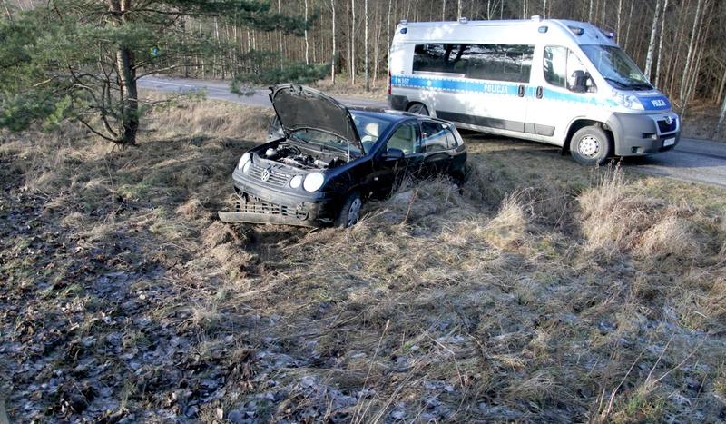 Wypadła ze śliskiej szosy (FOTO)